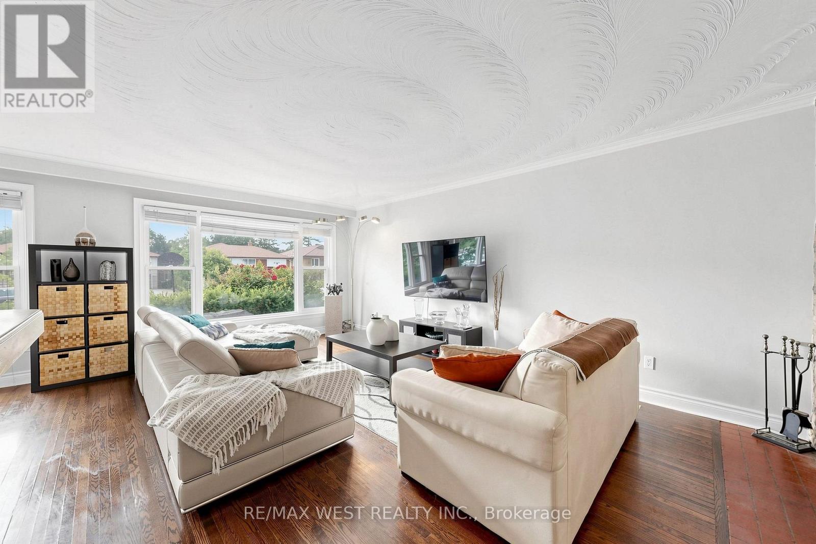 32 ALLONSIUS DRIVE - 7