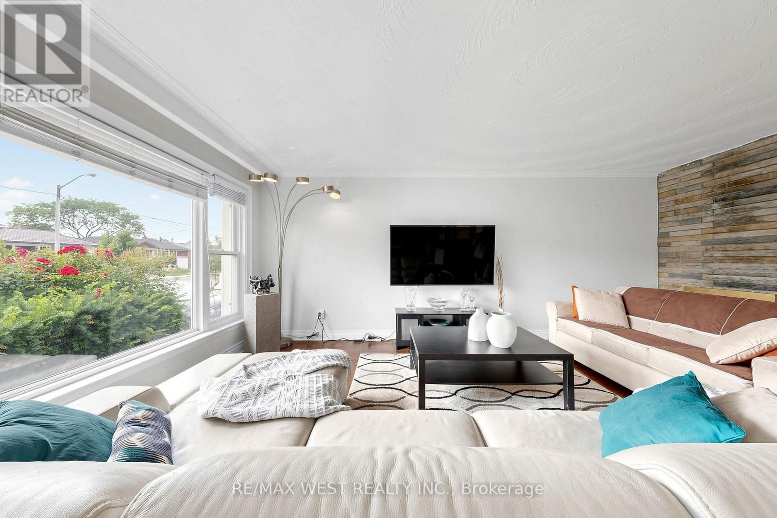 32 ALLONSIUS DRIVE - 8