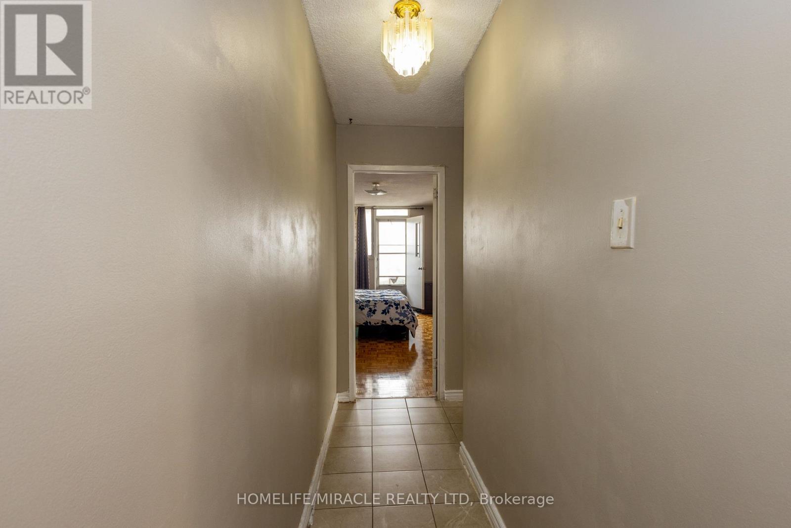 #1007 49 SILVERSTONE DRIVE - 16