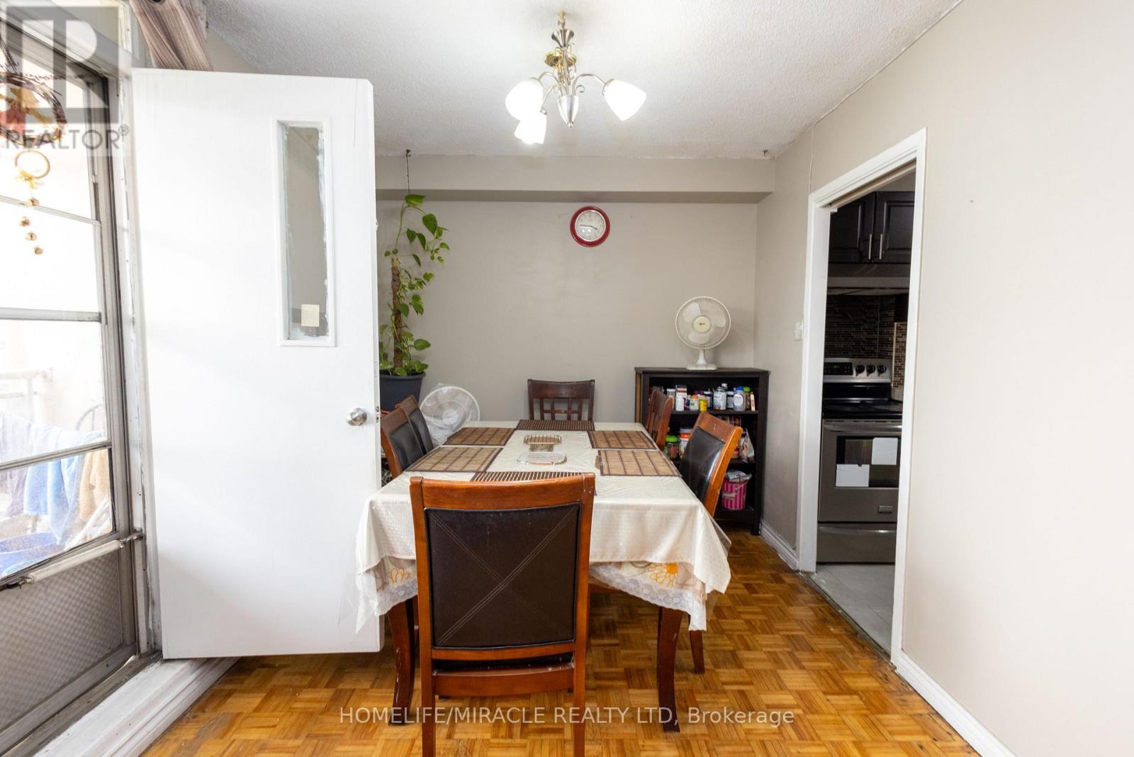 #1007 49 SILVERSTONE DRIVE - 18