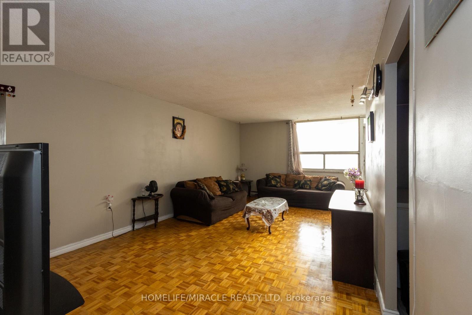 #1007 49 SILVERSTONE DRIVE - 21