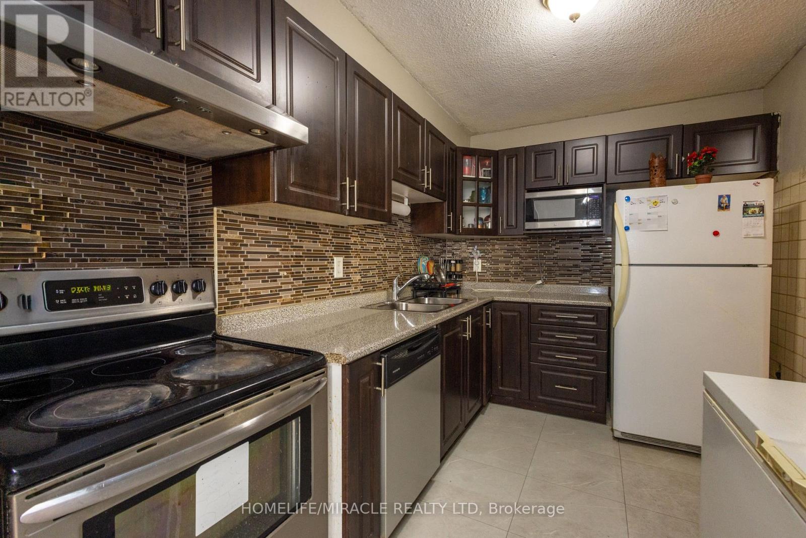 #1007 49 SILVERSTONE DRIVE - 25