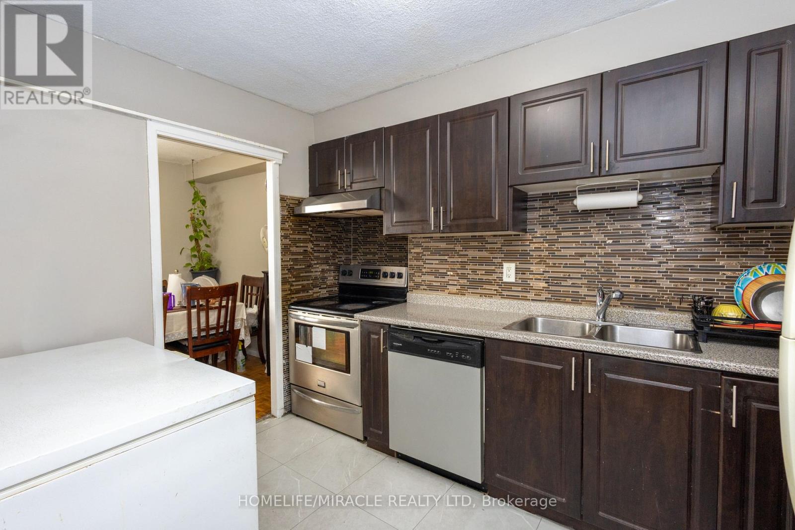 #1007 49 SILVERSTONE DRIVE - 26