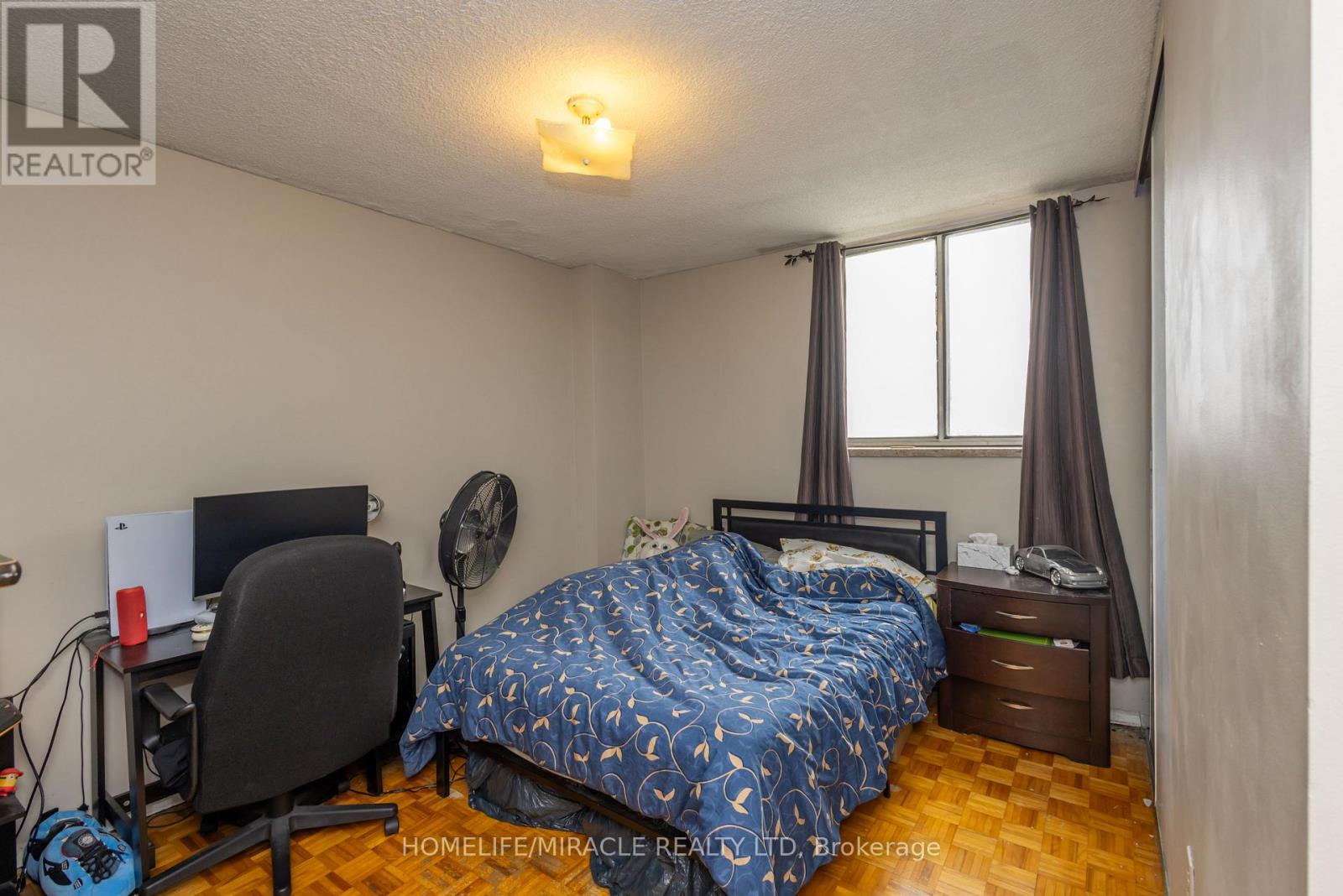 #1007 49 SILVERSTONE DRIVE - 27