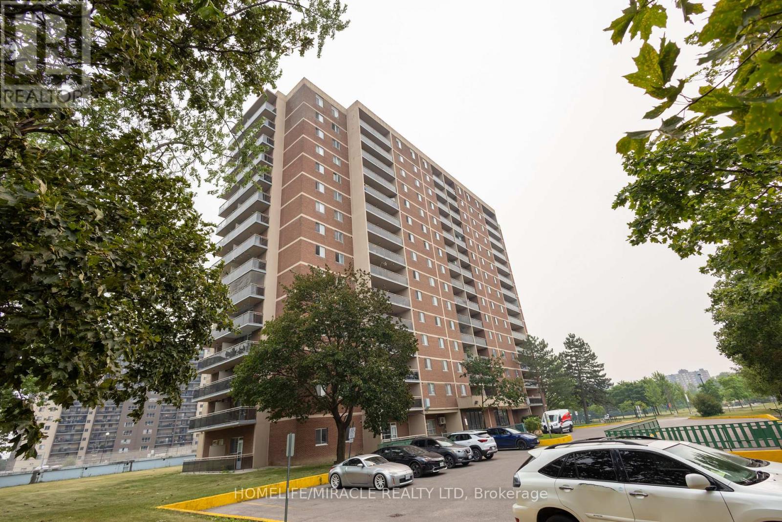 #1007 49 SILVERSTONE DRIVE - 3