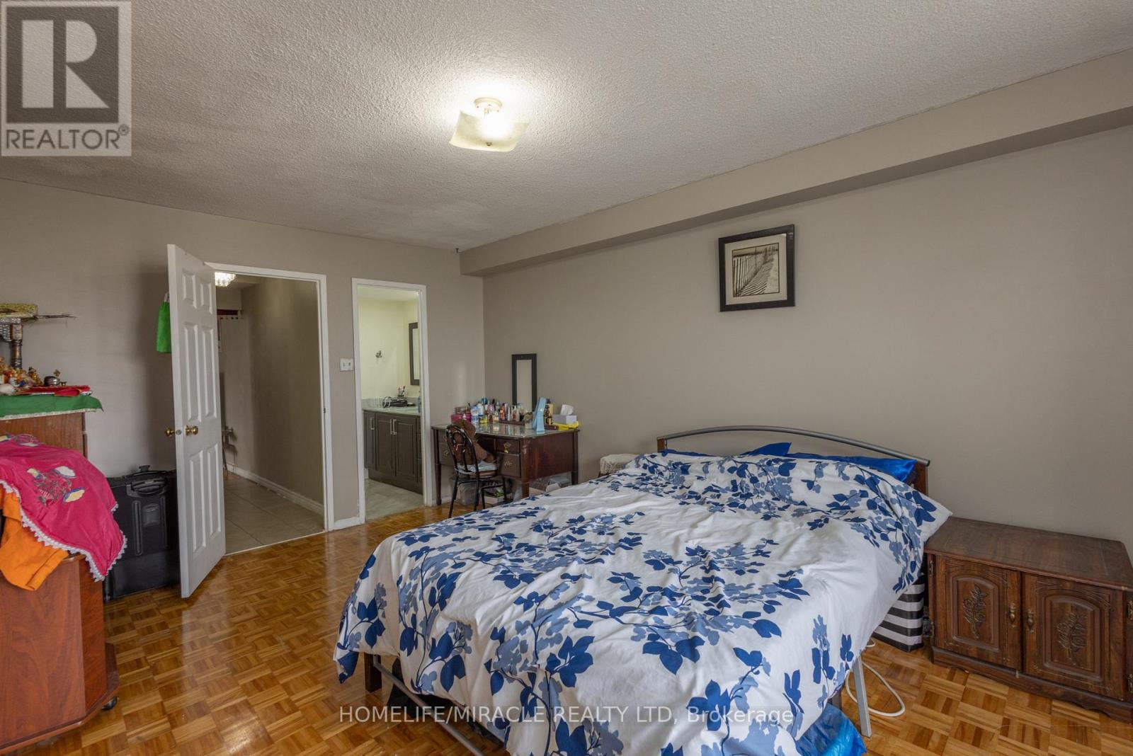 #1007 49 SILVERSTONE DRIVE - 34