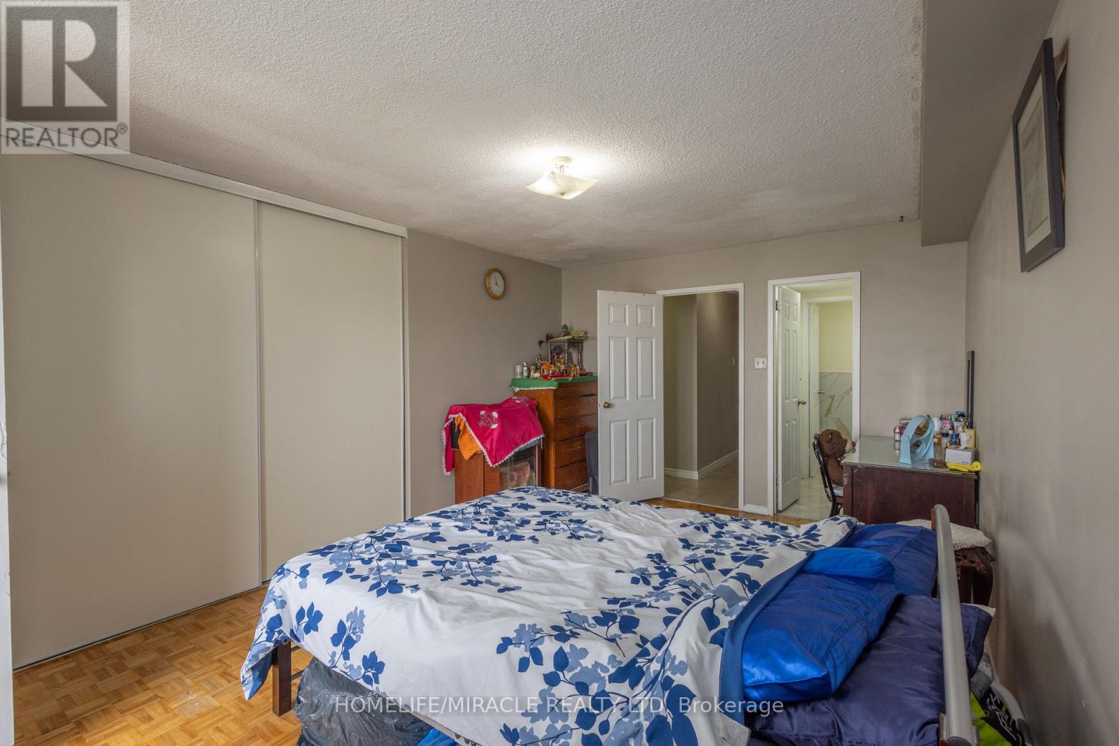 #1007 49 SILVERSTONE DRIVE - 35