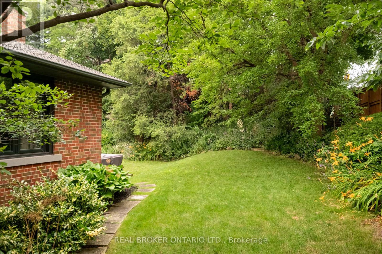 147 THOMPSON AVENUE - Image 38