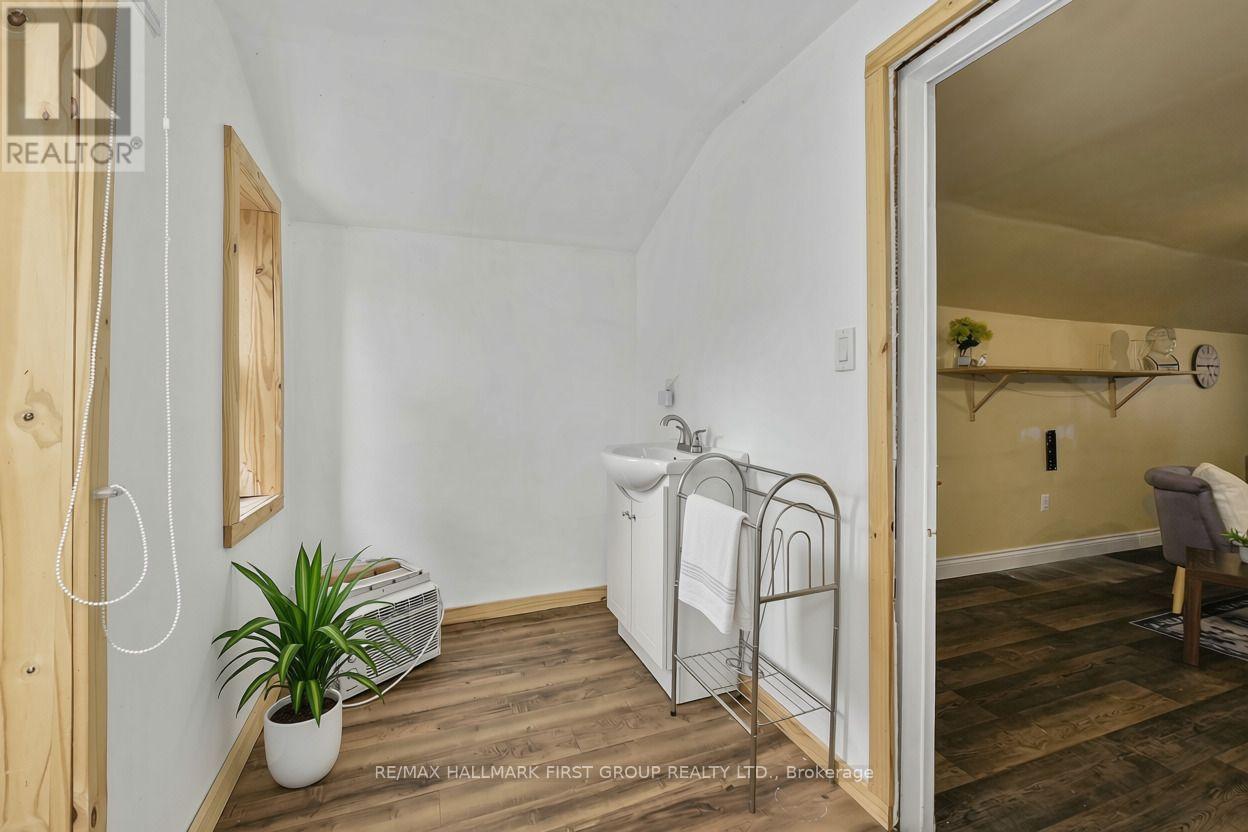 89 ROSE GLEN ROAD N - Image 39