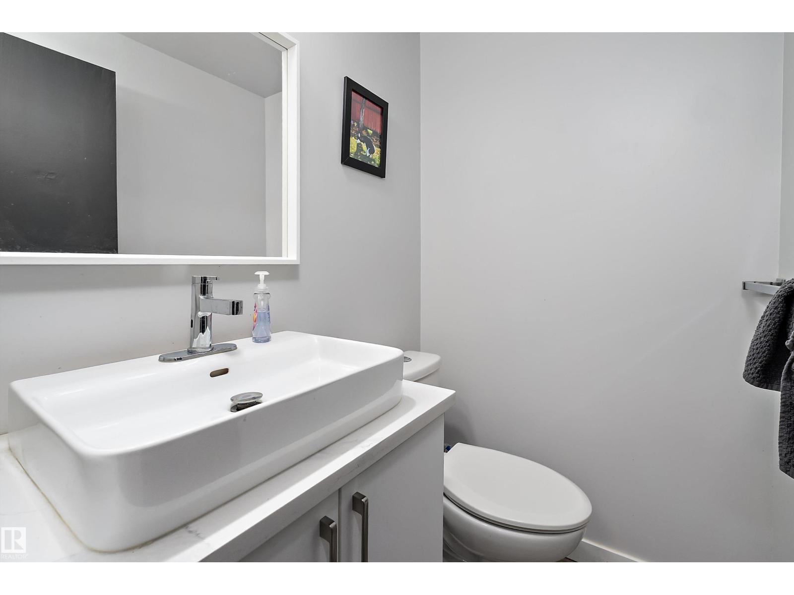 11439 39 AV NW - 10