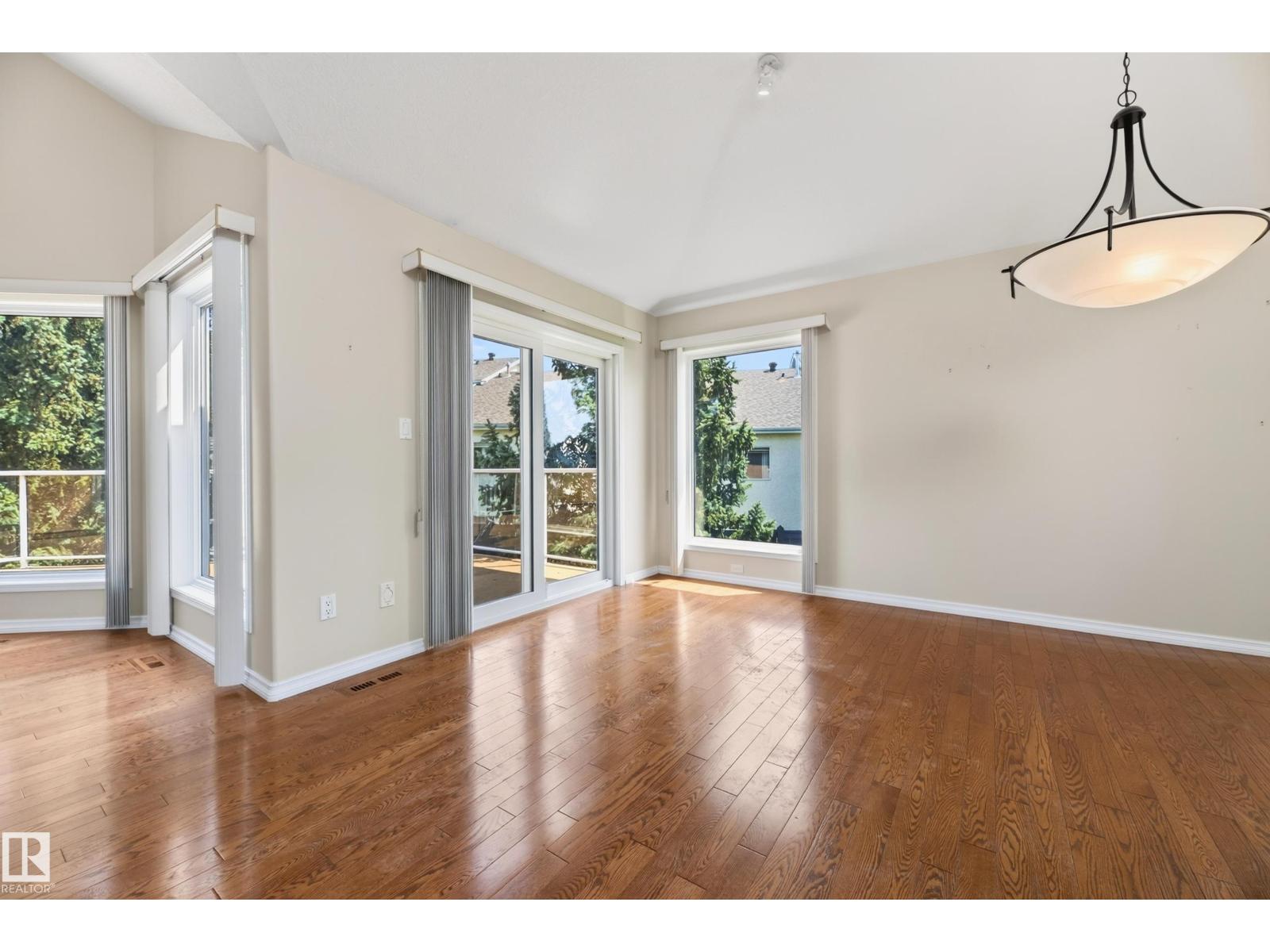 #4 11809 9B AV NW - 28
