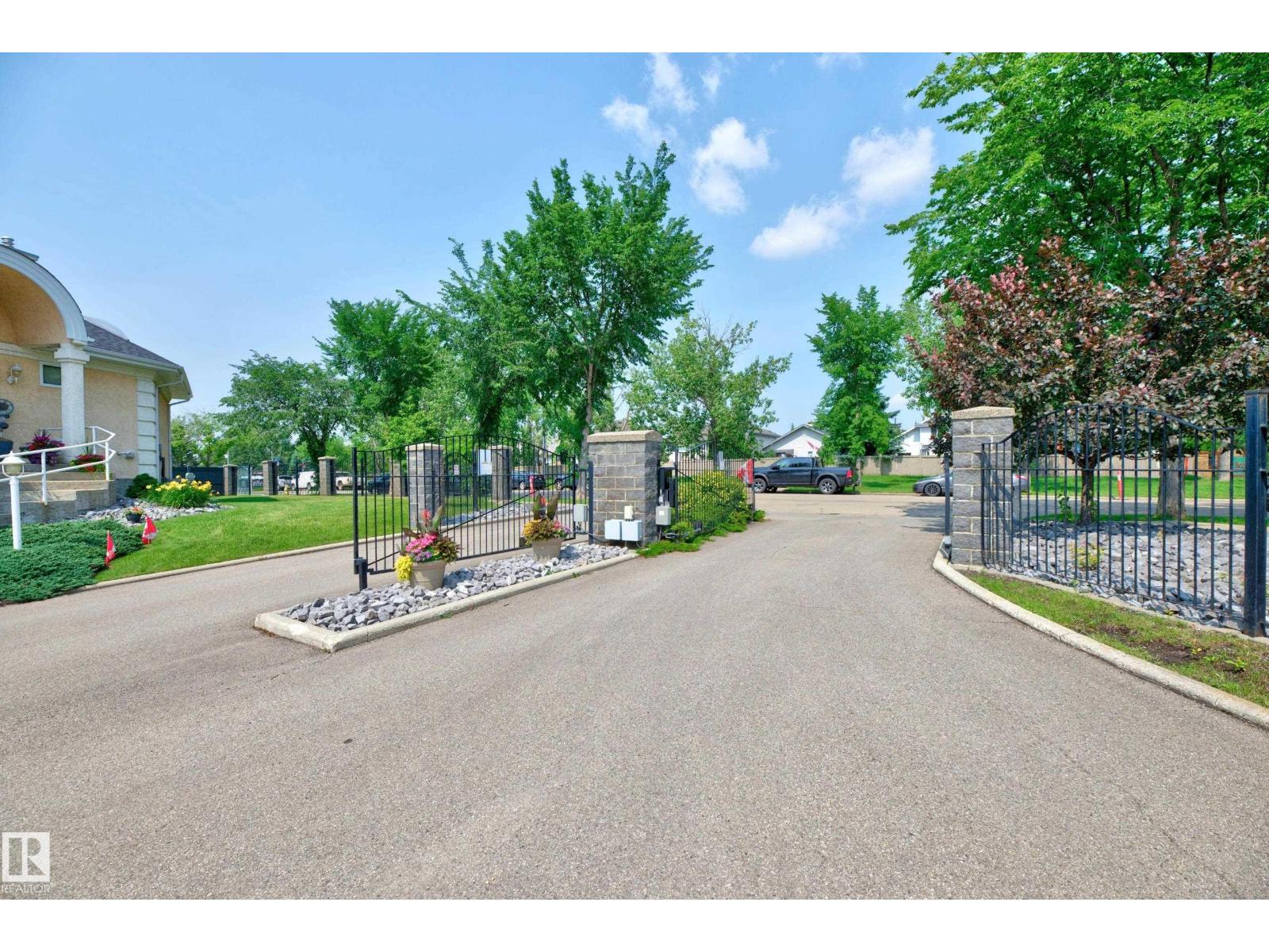 #4 11809 9B AV NW - 17