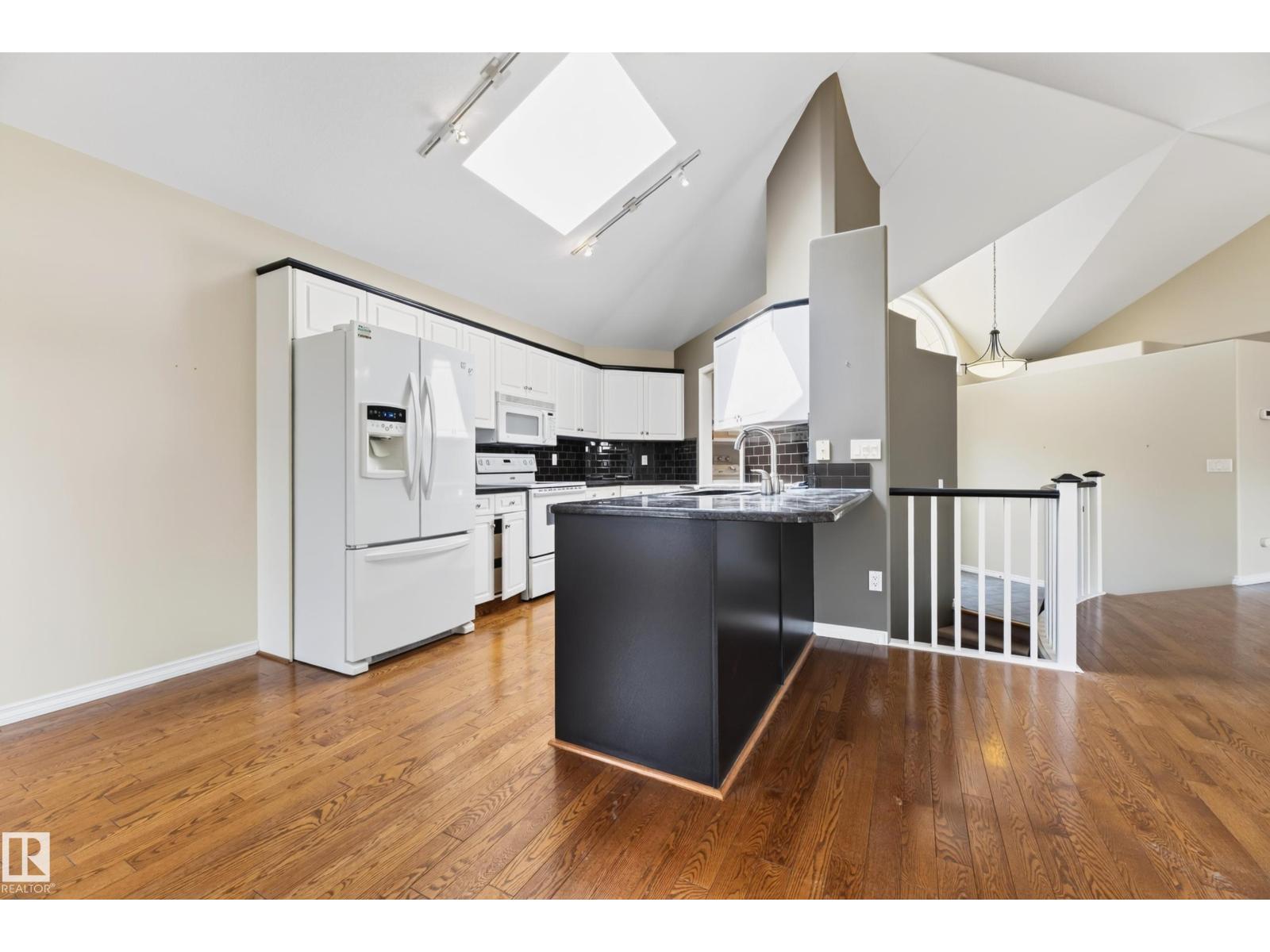 #4 11809 9B AV NW - 31