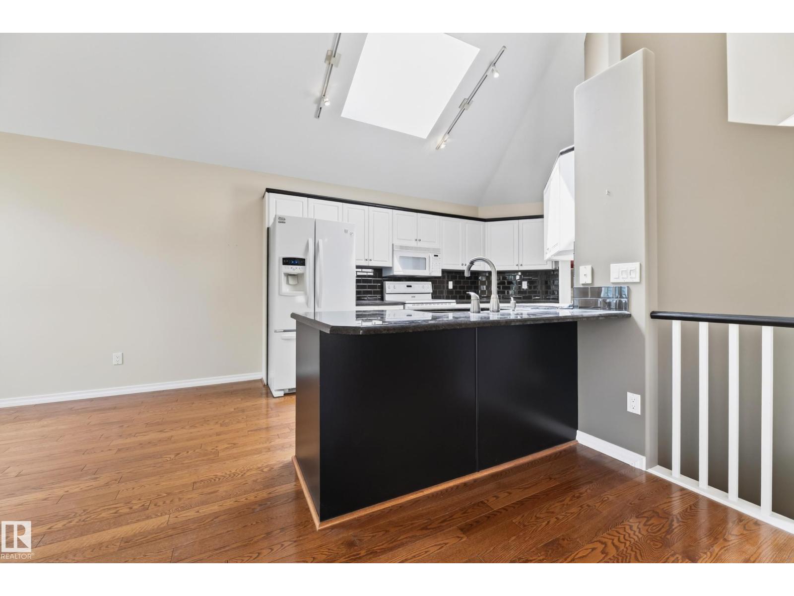 #4 11809 9B AV NW - 32