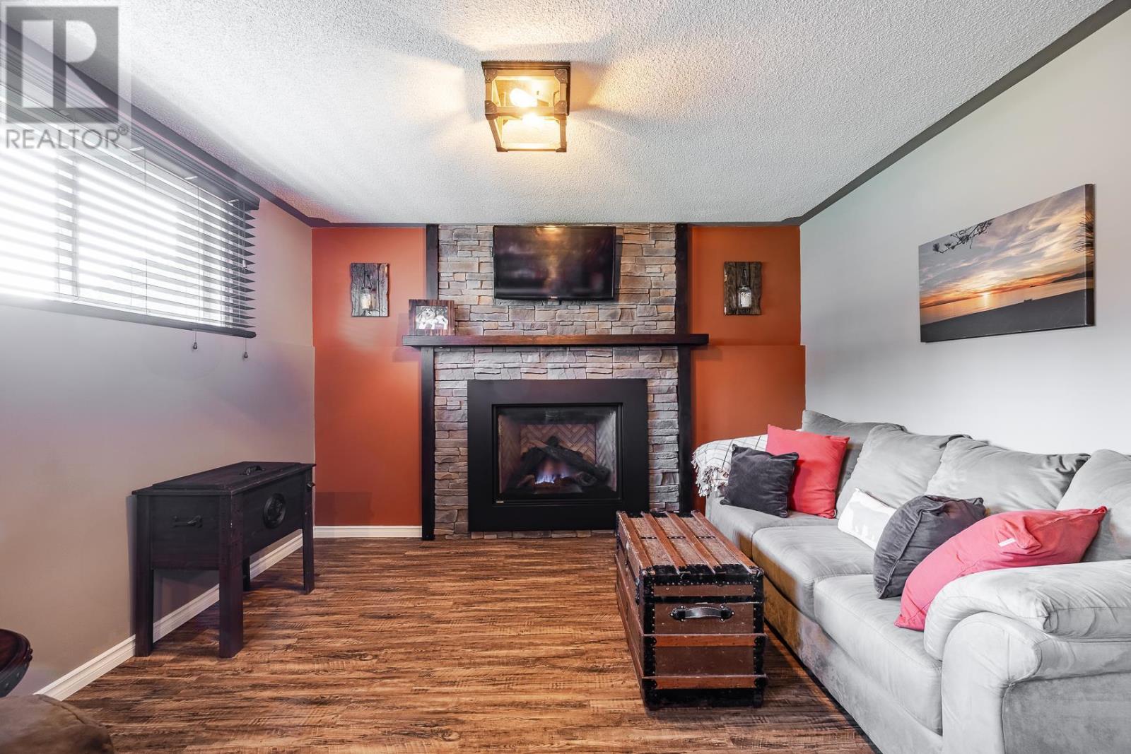 17 Adrian DR - 29