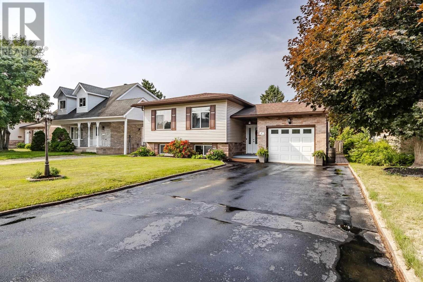 17 Adrian DR - 3