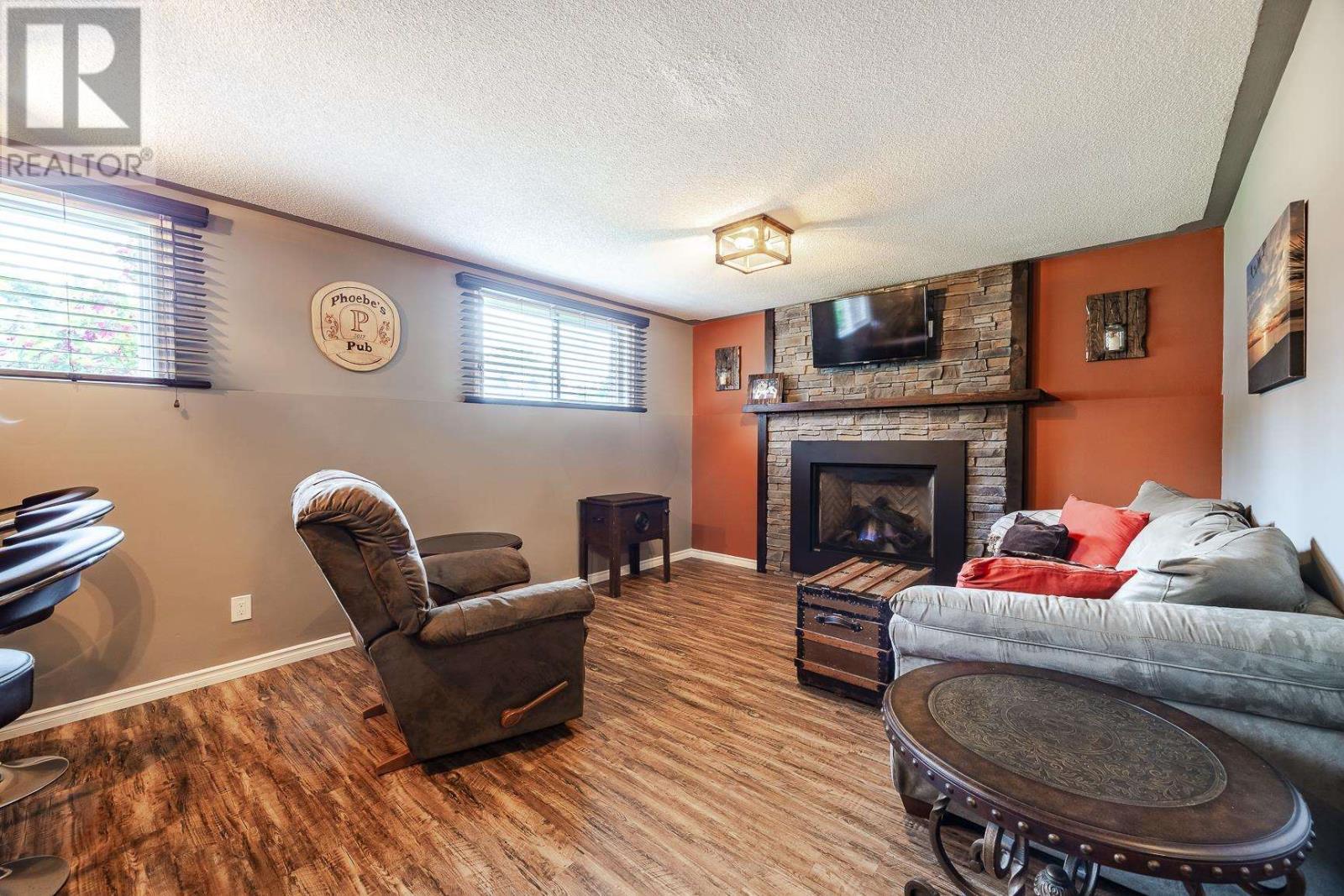 17 Adrian DR - 28