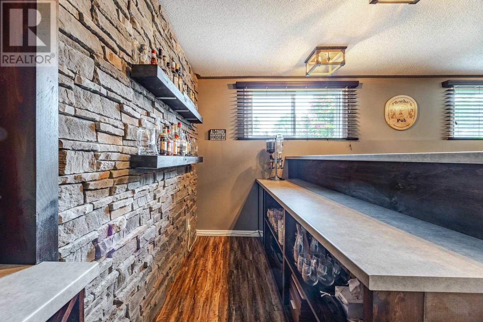 17 Adrian DR - 32