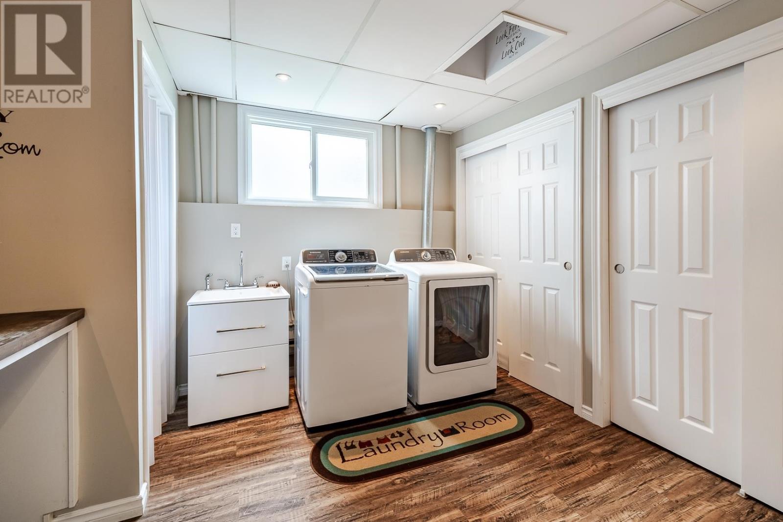 17 Adrian DR - 34