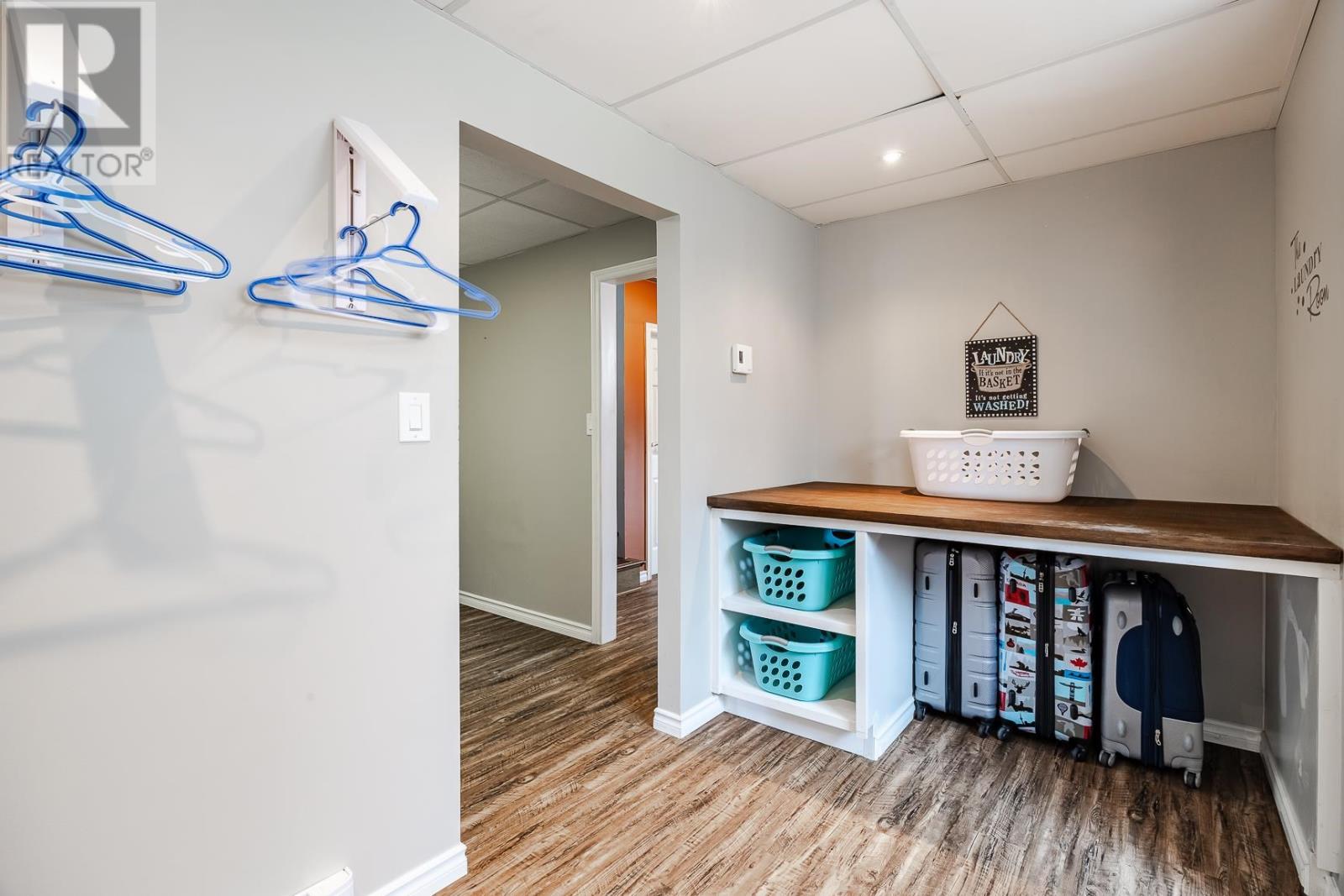 17 Adrian DR - 35