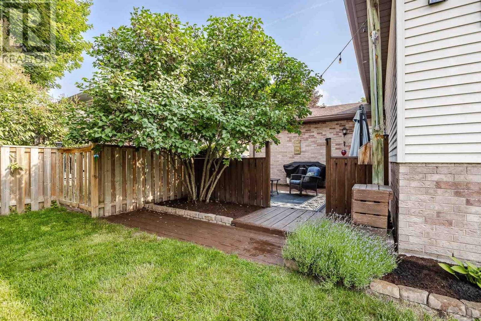 17 Adrian DR - 46