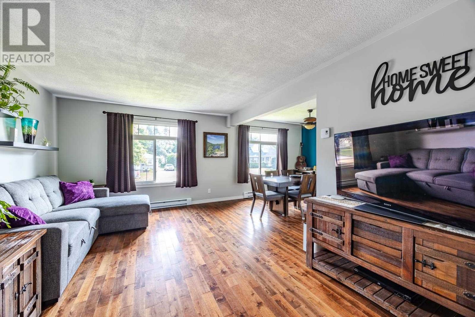 17 Adrian DR - 8