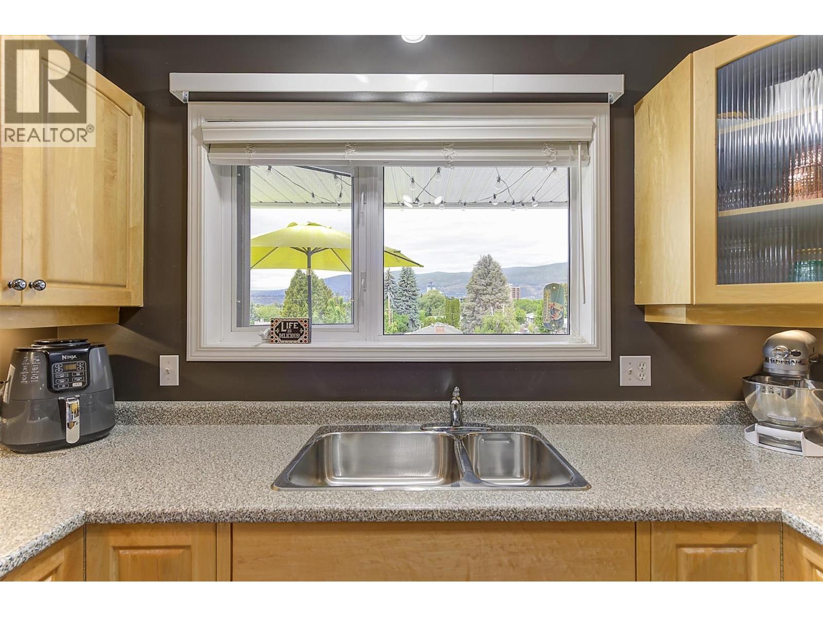  1672 Thayer Court, Kelowna