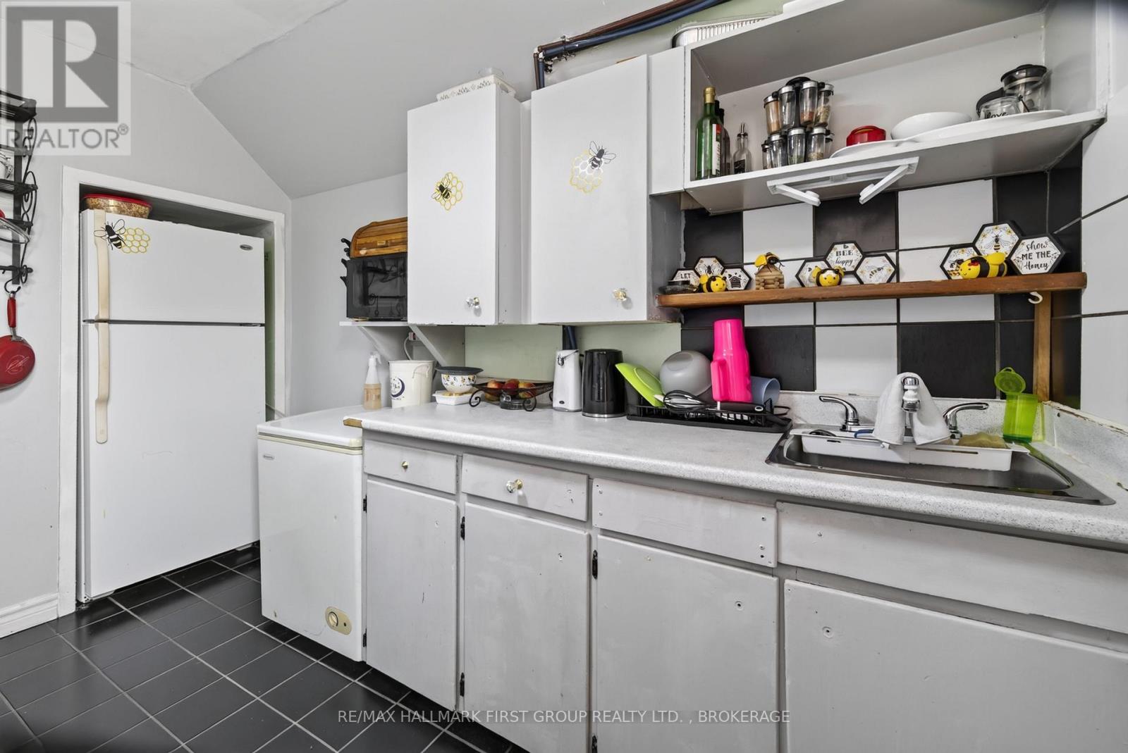 667 MONTREAL STREET - 24