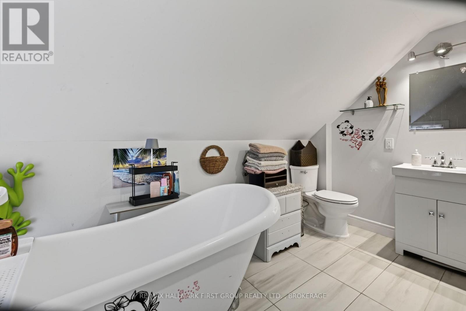 667 MONTREAL STREET - 27