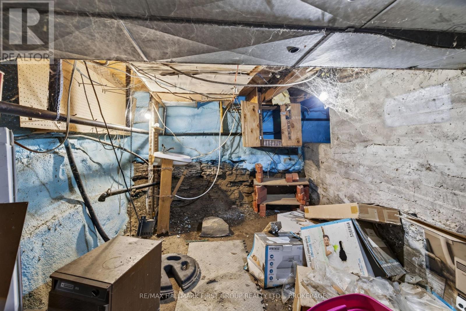 667 MONTREAL STREET - 35