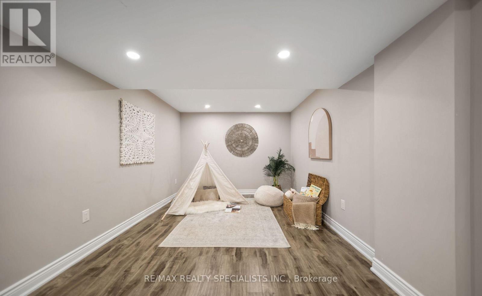 31 SAINT HUBERT DRIVE - 32
