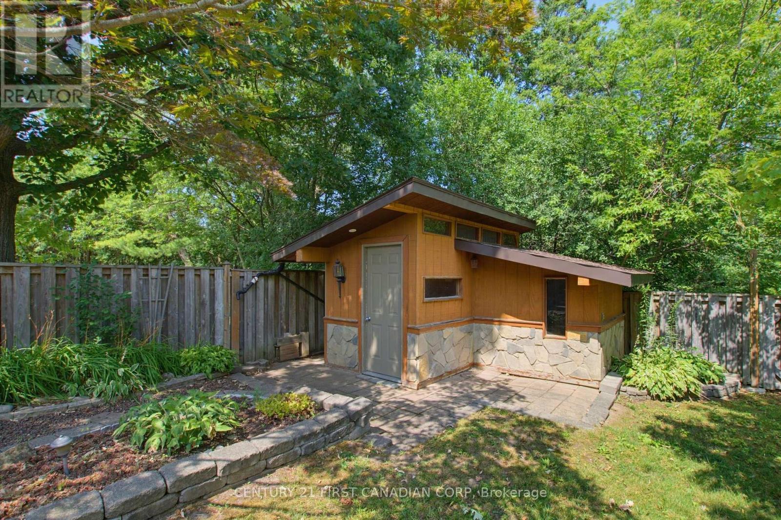 8 MEREDINE CRESCENT E - 28