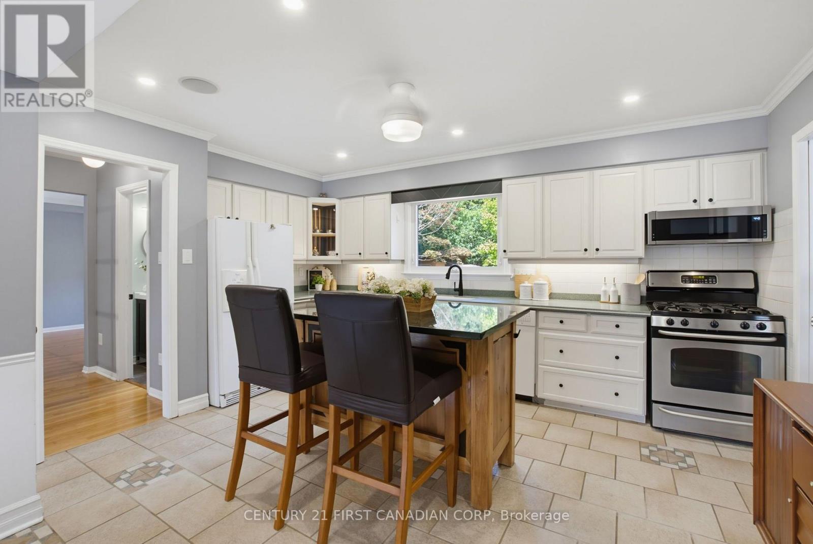 8 MEREDINE CRESCENT E - 8