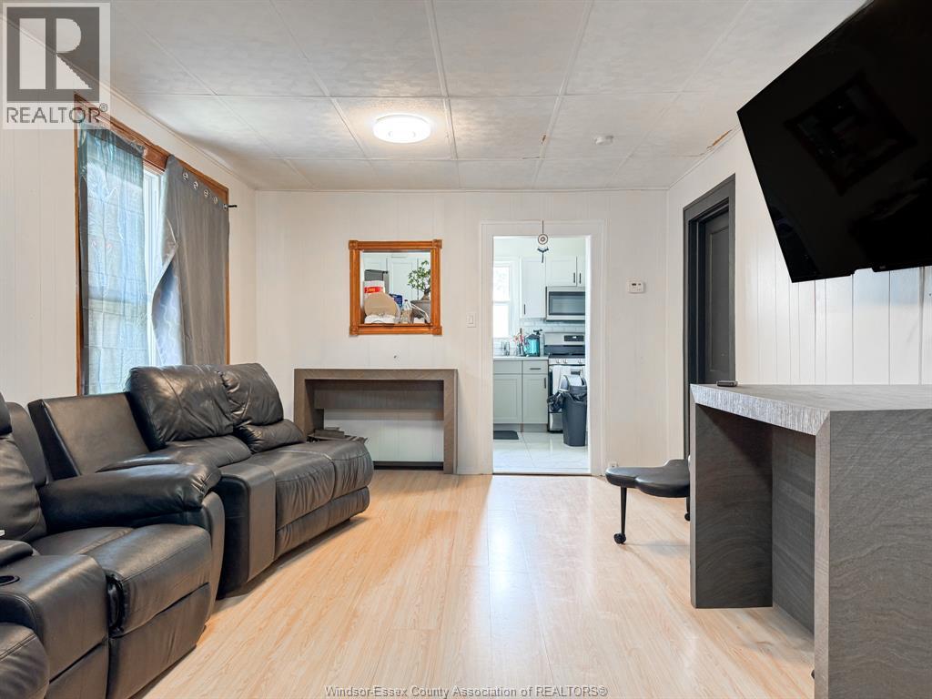 1037 HOWARD AVE - 3