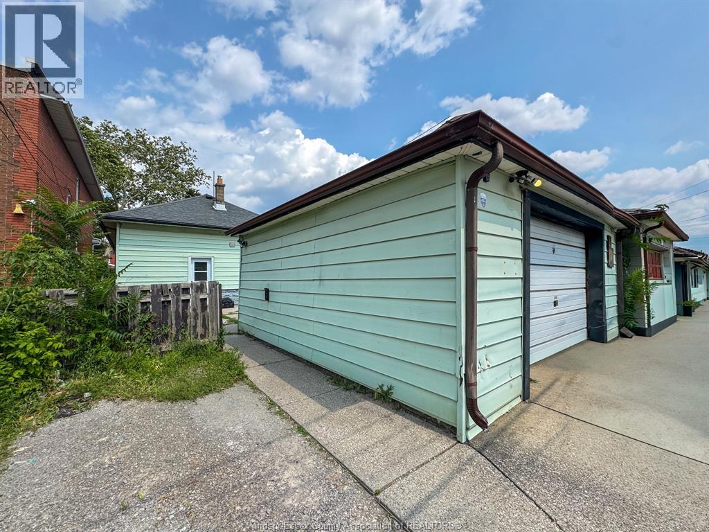 1037 HOWARD AVE - 20
