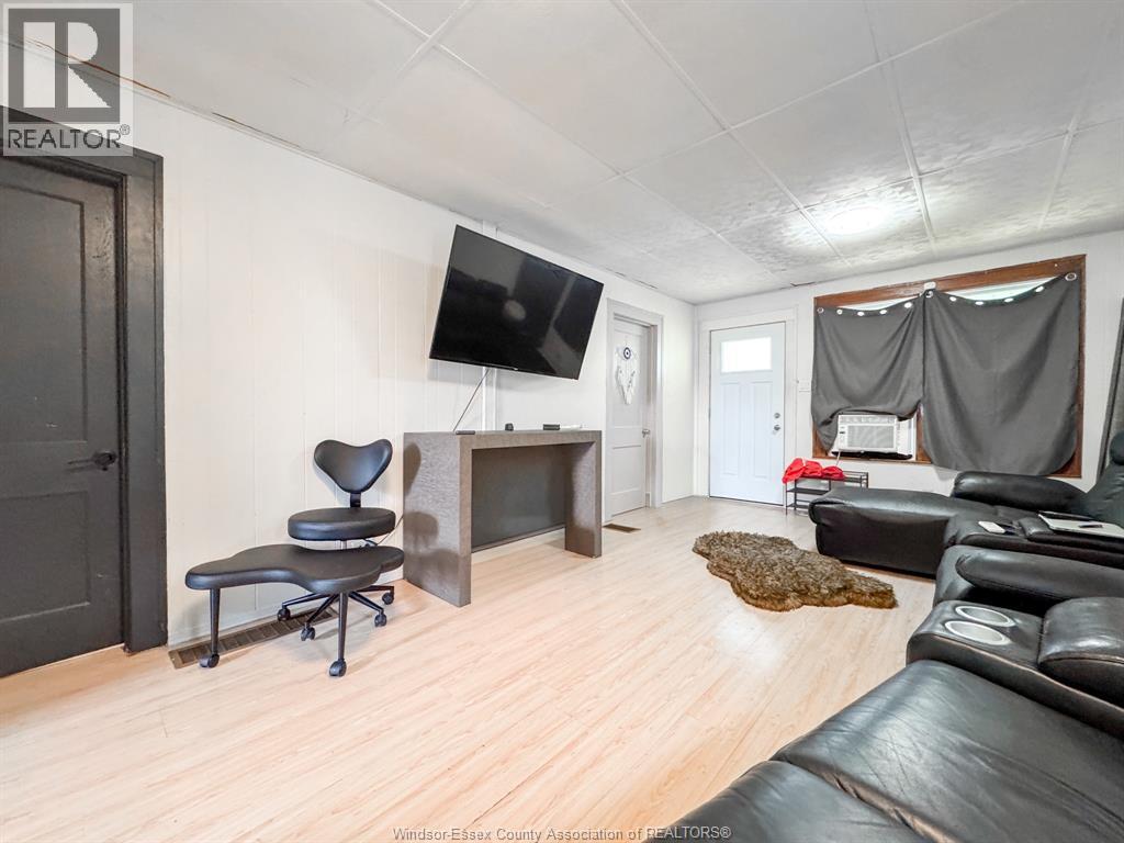1037 HOWARD AVE - 5