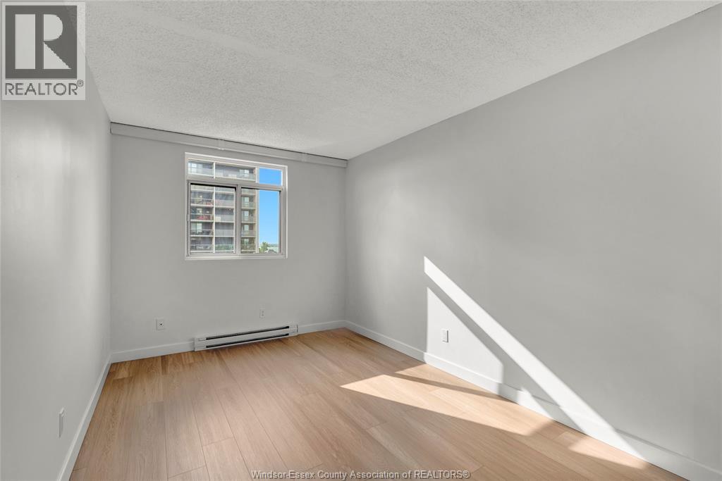 #815E 9099 RIVERSIDE DRIVE East - 25