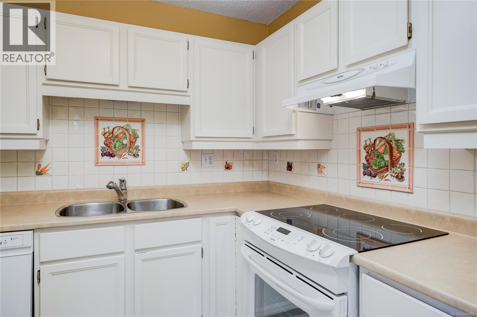 #303 2125 Oak Bay Ave - 9