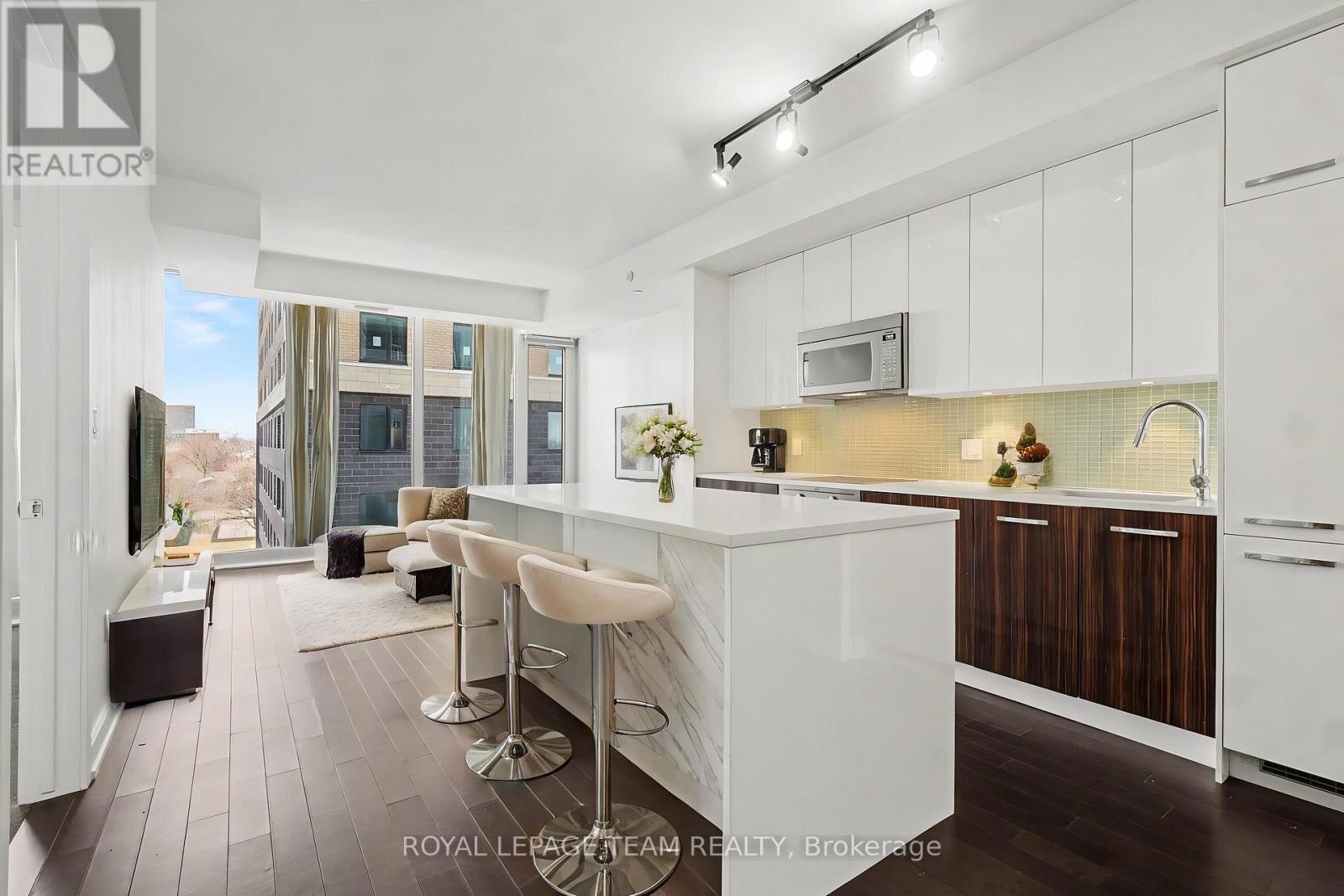 #406 111 CHAMPAGNE AVENUE S - 9