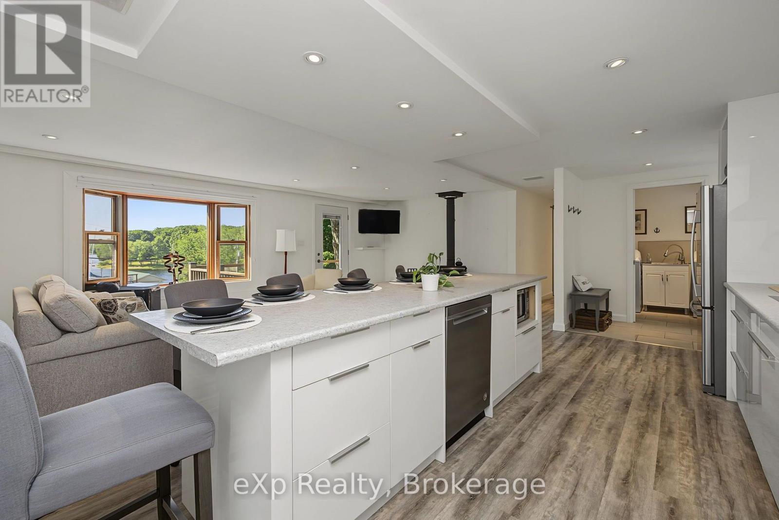 3 BAYVIEW DRIVE - 4