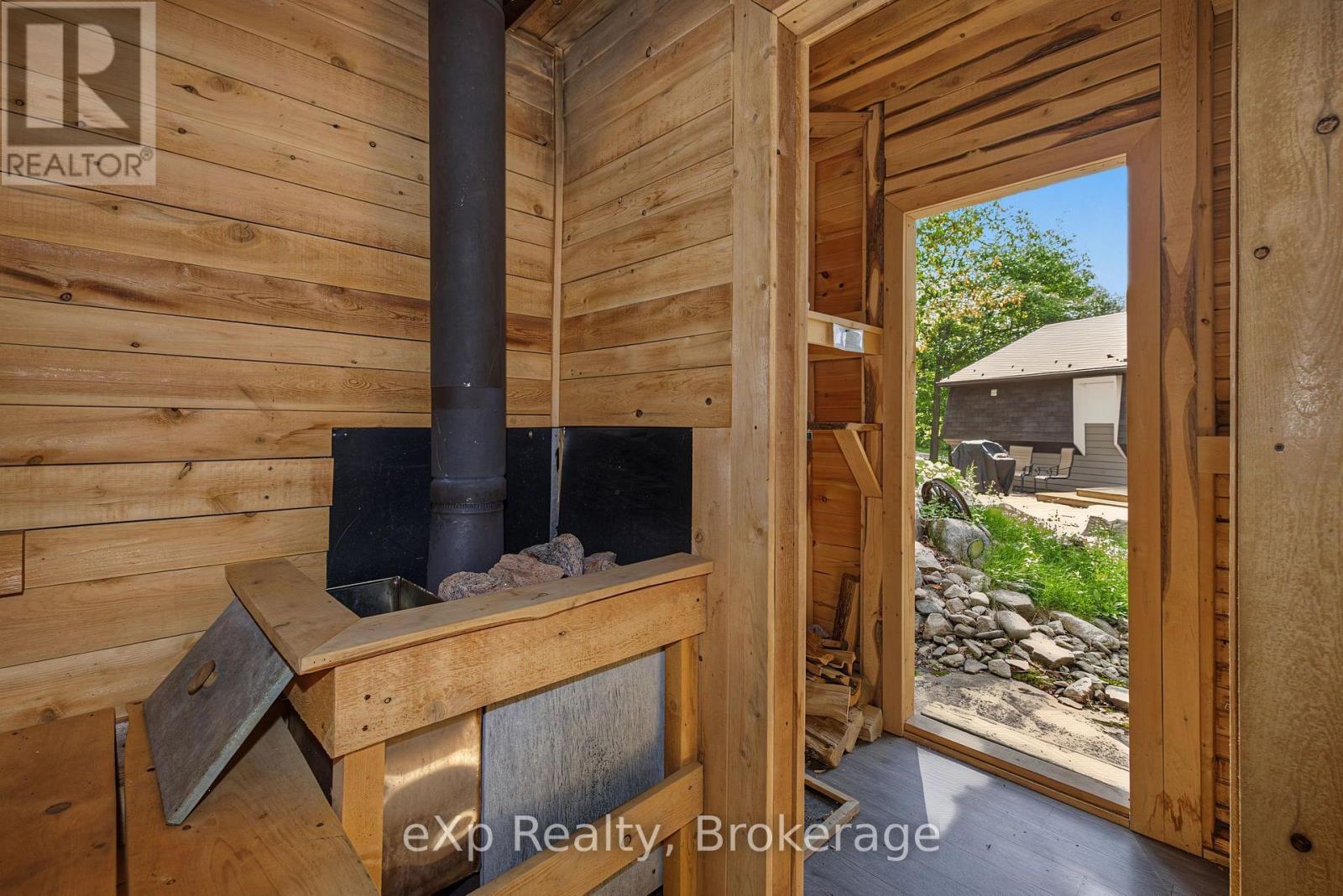 3 BAYVIEW DRIVE - 44