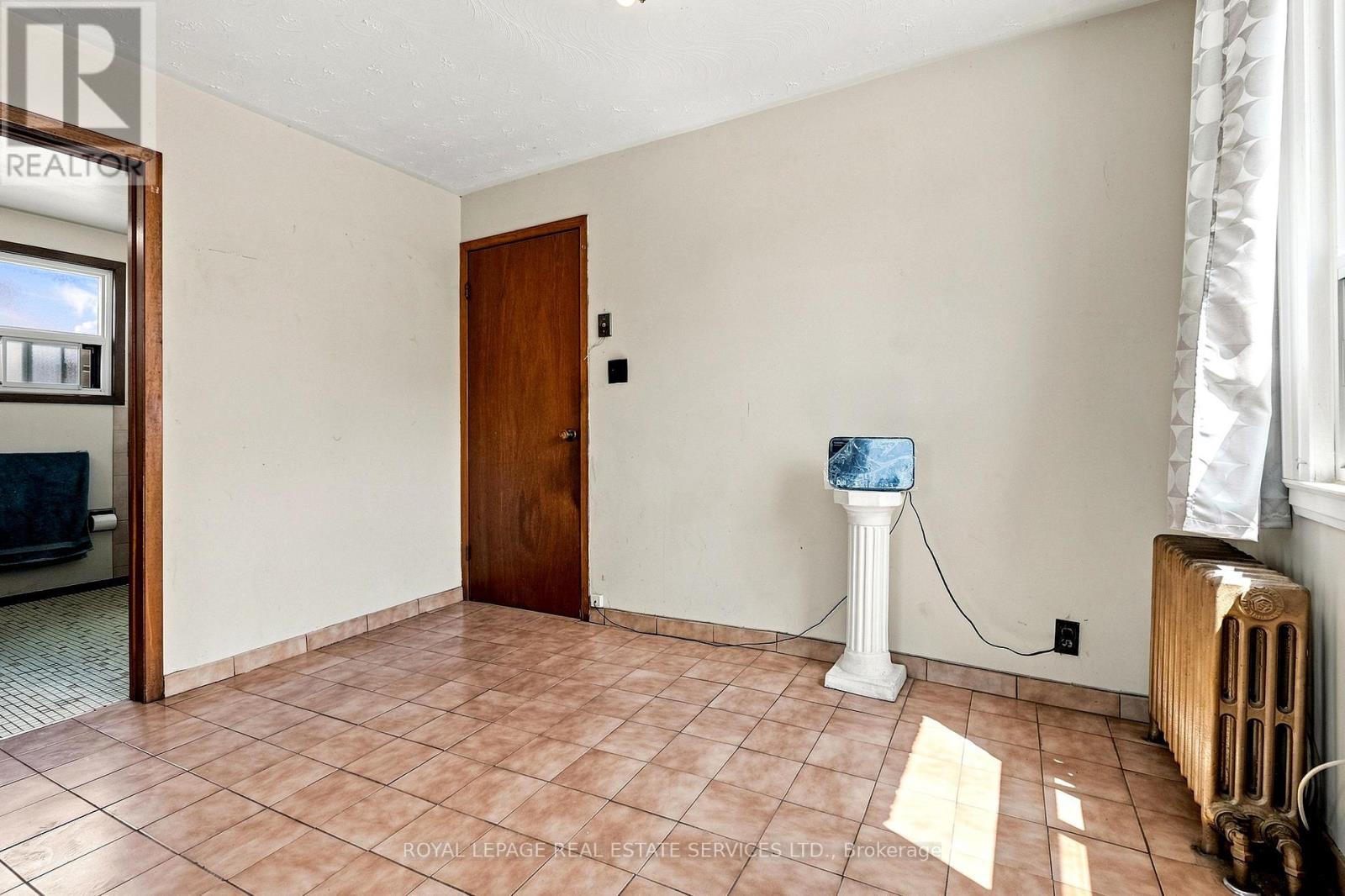 1819 MAIN STREET E - 11