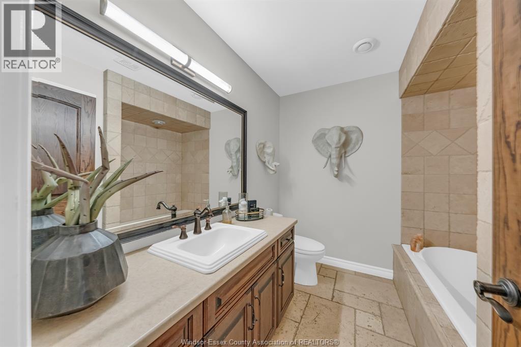 1060 WOODLAND CRESCENT - 26