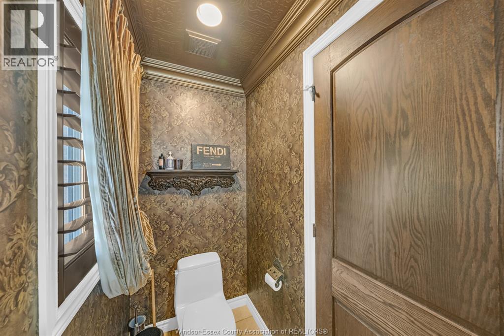 1060 WOODLAND CRESCENT - 21