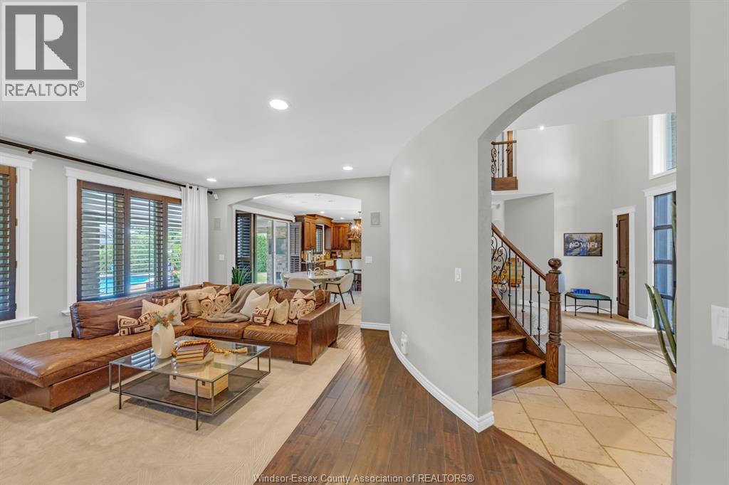 1060 WOODLAND CRESCENT - 23
