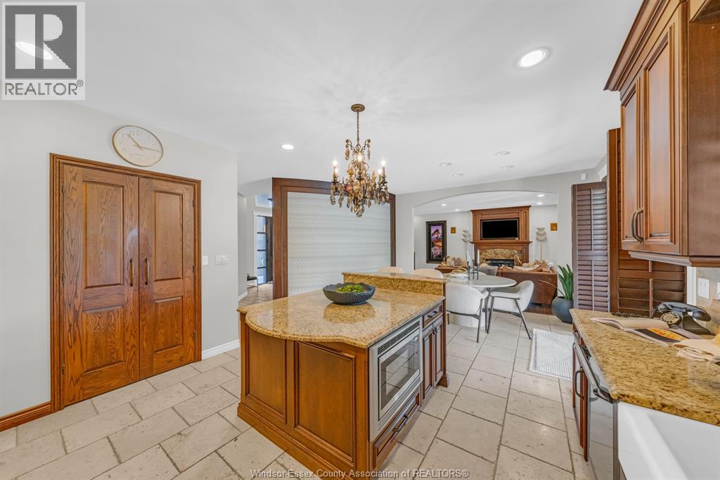 1060 WOODLAND CRESCENT - 18