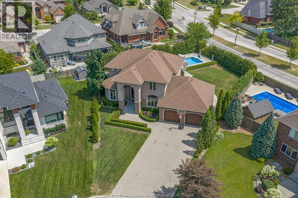 1060 WOODLAND CRESCENT - 1