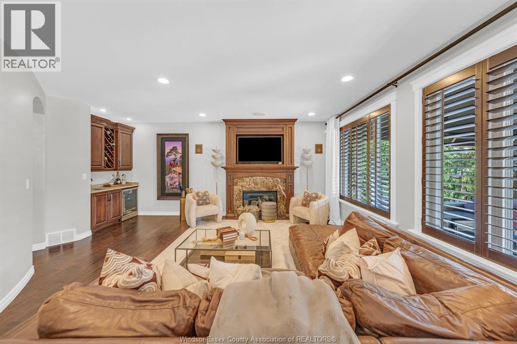 1060 WOODLAND CRESCENT - 13