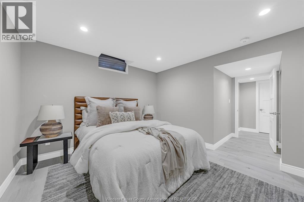 1060 WOODLAND CRESCENT - 44