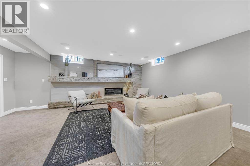 1060 WOODLAND CRESCENT - 34